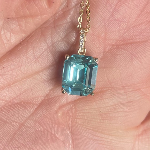 Elegant Gold and Blue Pendant Necklace